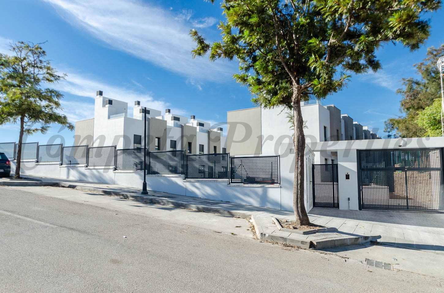 3 soverom Hus til salgs i Torre del Mar med svømmebasseng garasje - € 445 000 (Ref: 9235213)