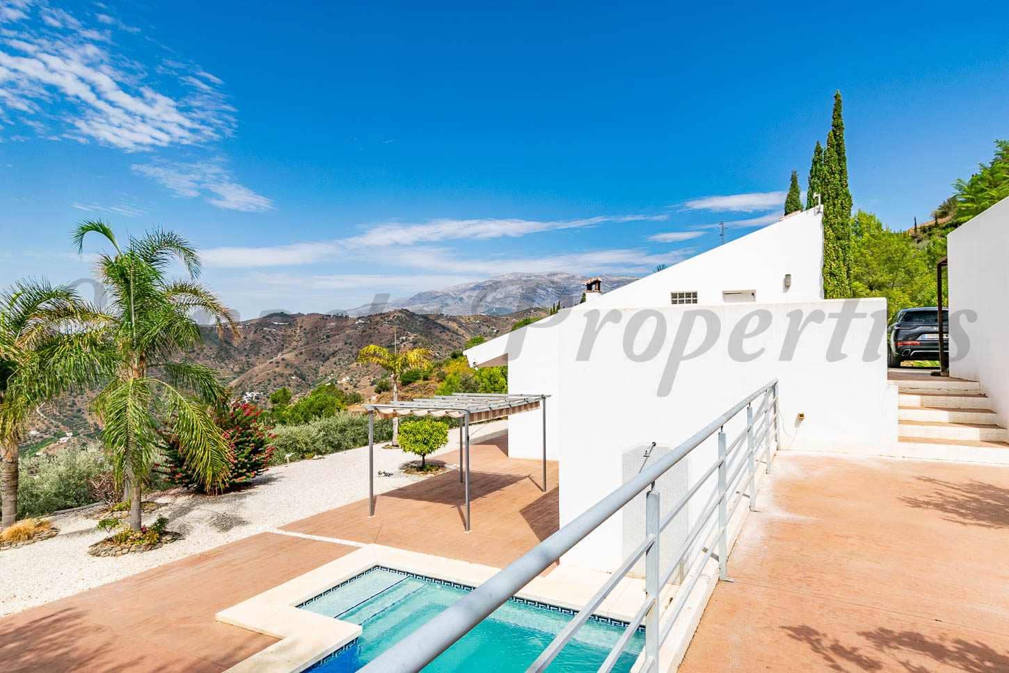 3 soveværelse Finca/Landehus til salg i Sayalonga med swimmingpool - € 1.100.100 (Ref: 9360584)