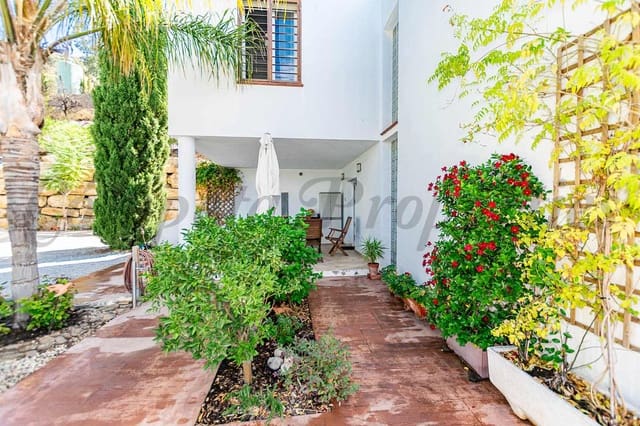 3 soveværelse Finca/Landehus til salg i Sayalonga med swimmingpool - € 1.100.100 (Ref: 9360584)