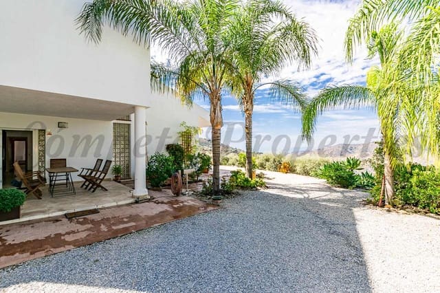 3 soveværelse Finca/Landehus til salg i Sayalonga med swimmingpool - € 1.100.100 (Ref: 9360584)