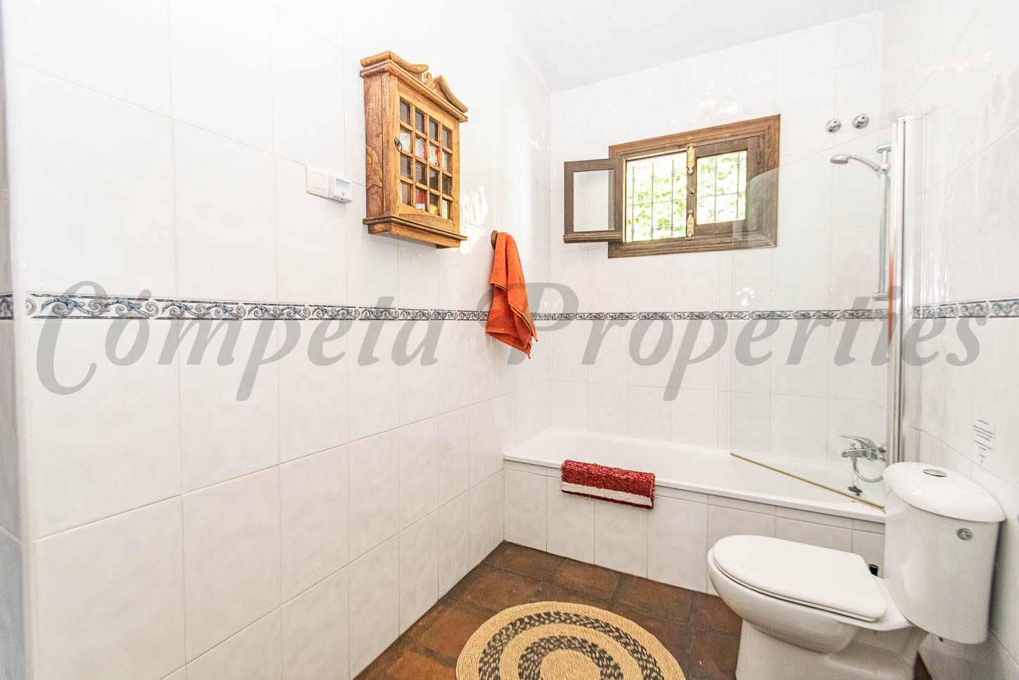 3 sypialnia Finka/Dom wiejski na sprzedaż w Torrox z basenem garażem - 490 000 € (Ref: 9396674)