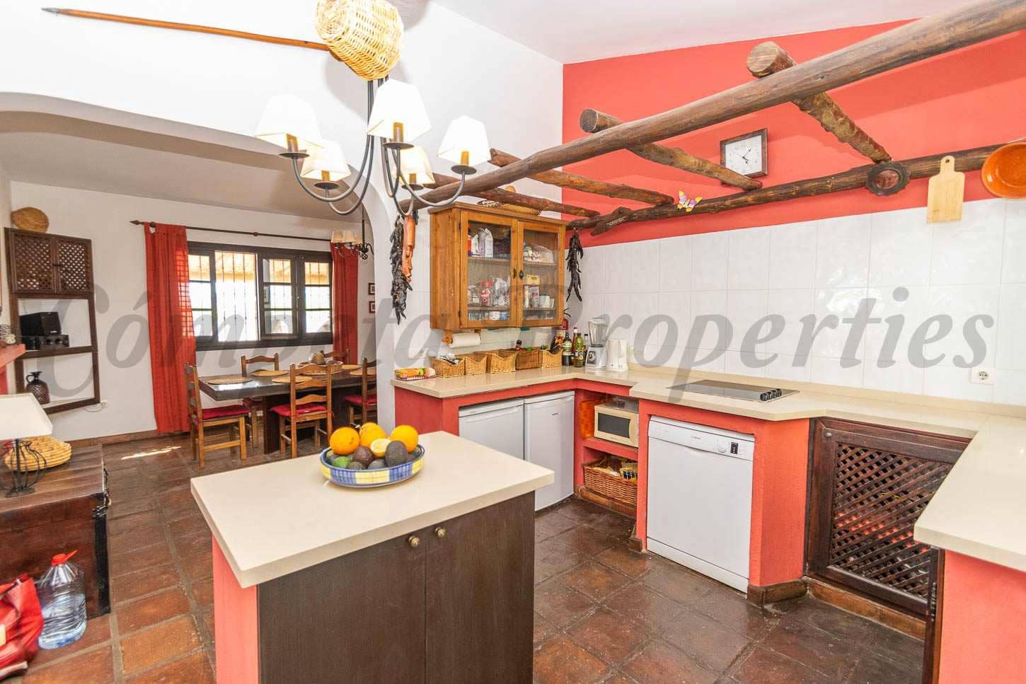 3 sypialnia Finka/Dom wiejski na sprzedaż w Torrox z basenem garażem - 490 000 € (Ref: 9396674)