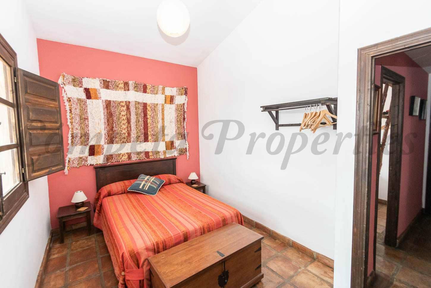 3 sypialnia Finka/Dom wiejski na sprzedaż w Torrox z basenem garażem - 490 000 € (Ref: 9396674)