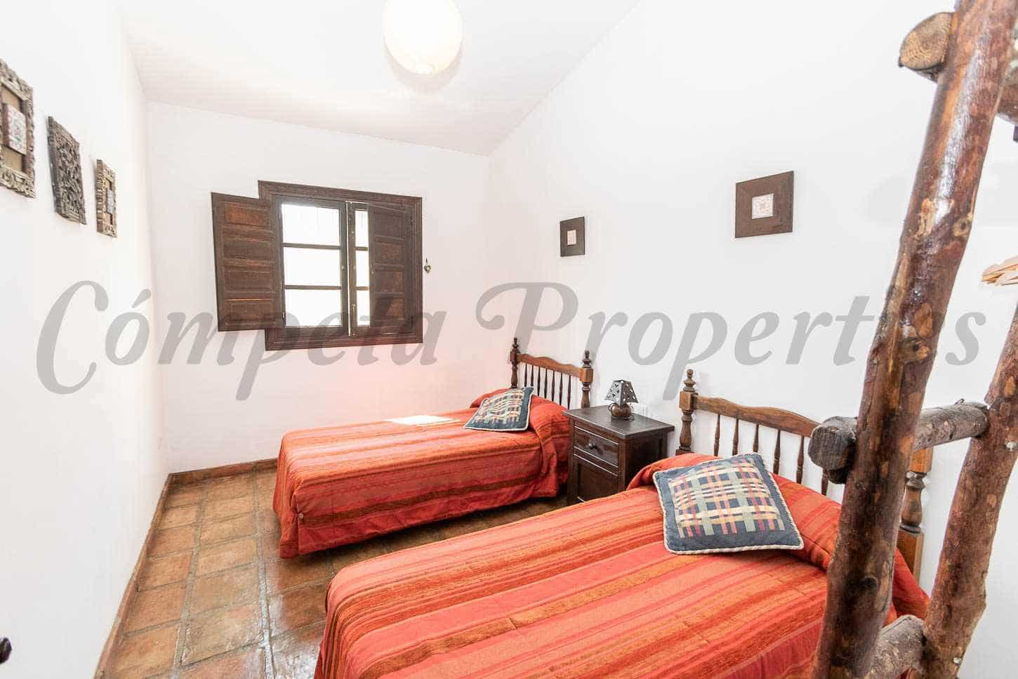 3 sypialnia Finka/Dom wiejski na sprzedaż w Torrox z basenem garażem - 490 000 € (Ref: 9396674)