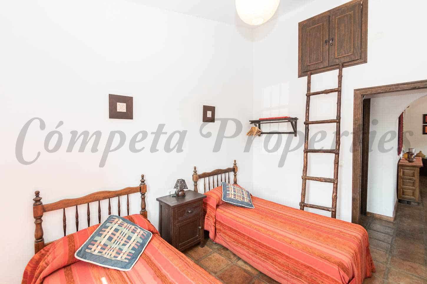 3 sypialnia Finka/Dom wiejski na sprzedaż w Torrox z basenem garażem - 490 000 € (Ref: 9396674)