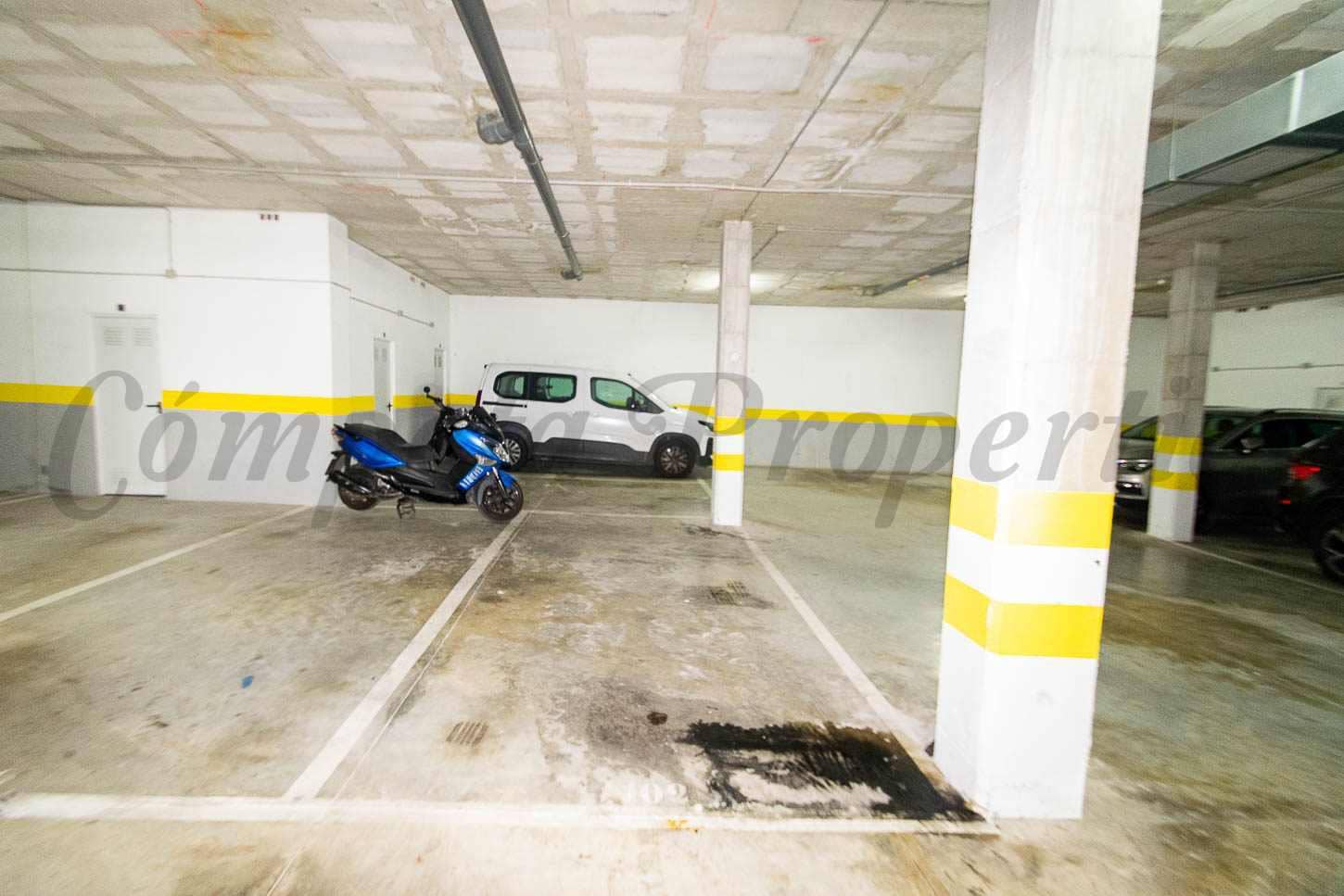 2 soveværelse Lejlighed til salg i Torrox med swimmingpool garage - € 235.000 (Ref: 9411295)