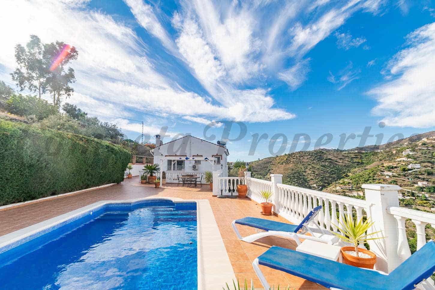 5 sypialnia Finka/Dom wiejski na sprzedaż w Torrox z basenem garażem - 550 000 € (Ref: 9417889)