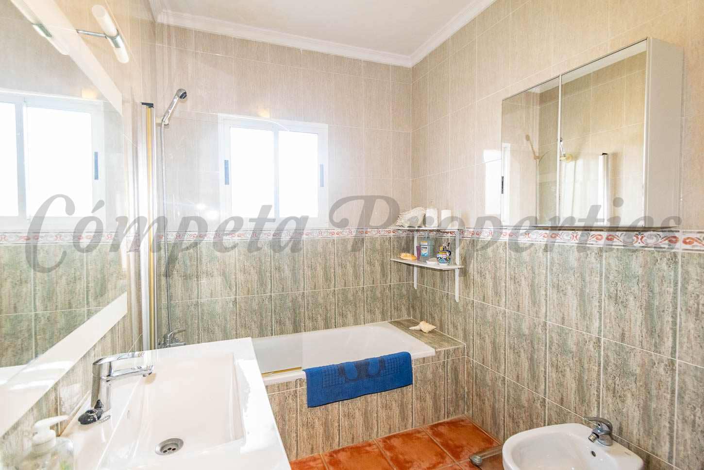 5 sypialnia Finka/Dom wiejski na sprzedaż w Torrox z basenem garażem - 550 000 € (Ref: 9417889)