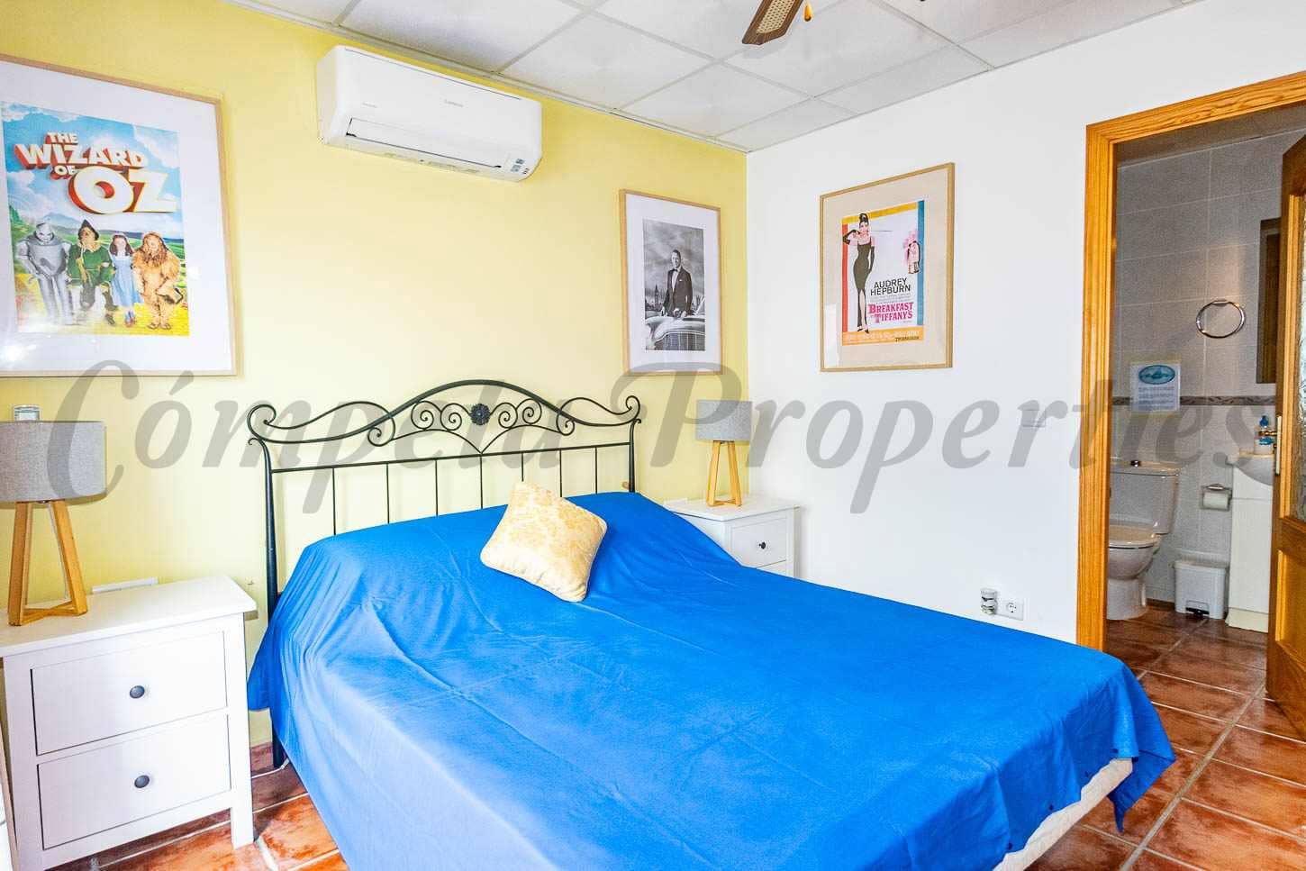 5 sypialnia Finka/Dom wiejski na sprzedaż w Torrox z basenem garażem - 550 000 € (Ref: 9417889)