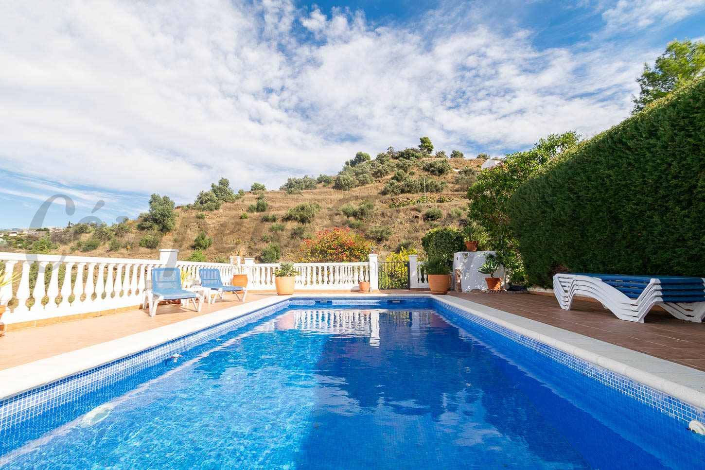 5 sypialnia Finka/Dom wiejski na sprzedaż w Torrox z basenem garażem - 550 000 € (Ref: 9417889)