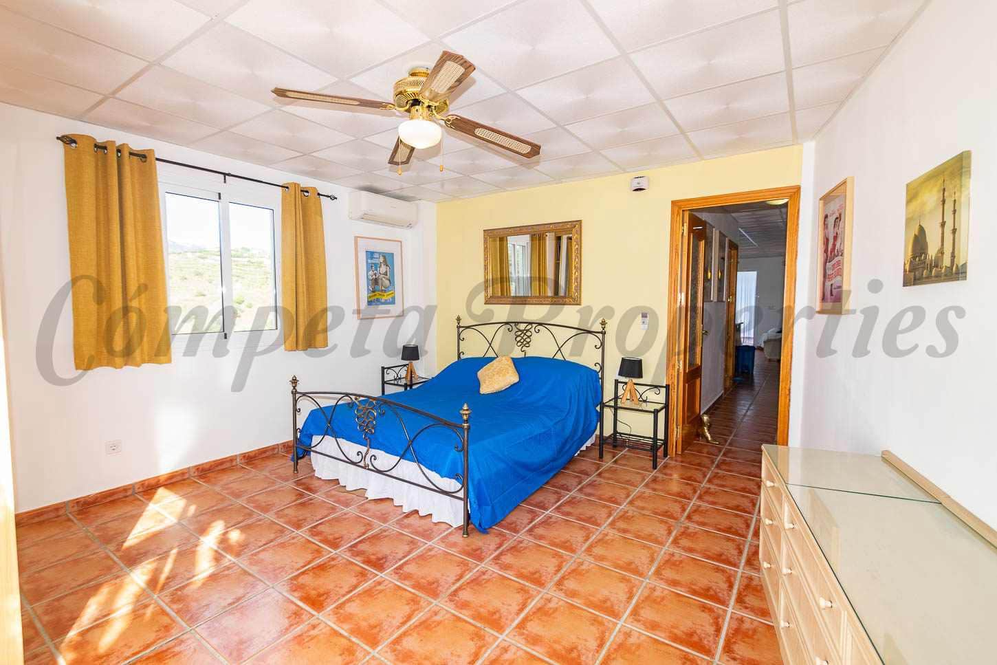 5 sypialnia Finka/Dom wiejski na sprzedaż w Torrox z basenem garażem - 550 000 € (Ref: 9417889)