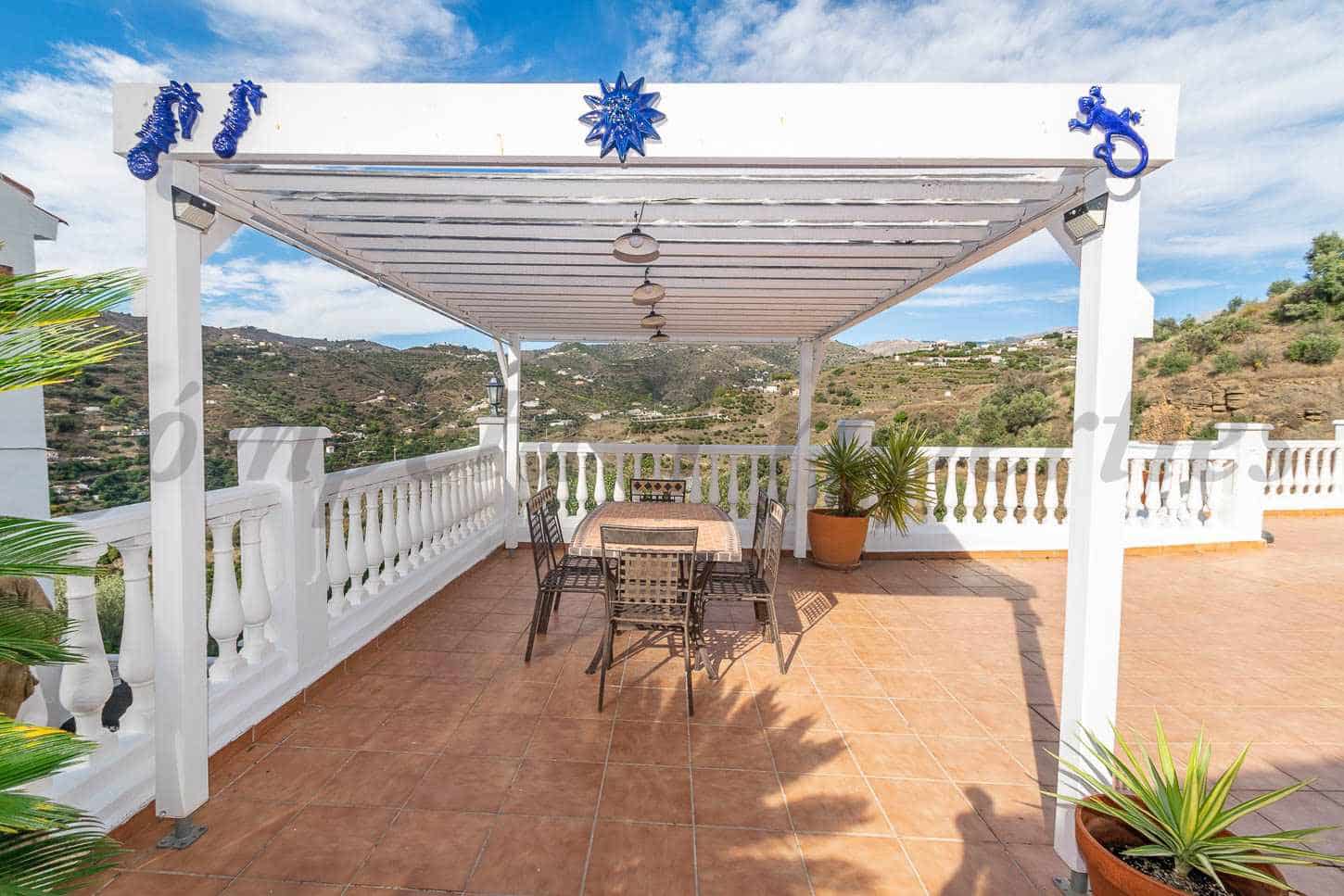 5 sypialnia Finka/Dom wiejski na sprzedaż w Torrox z basenem garażem - 550 000 € (Ref: 9417889)