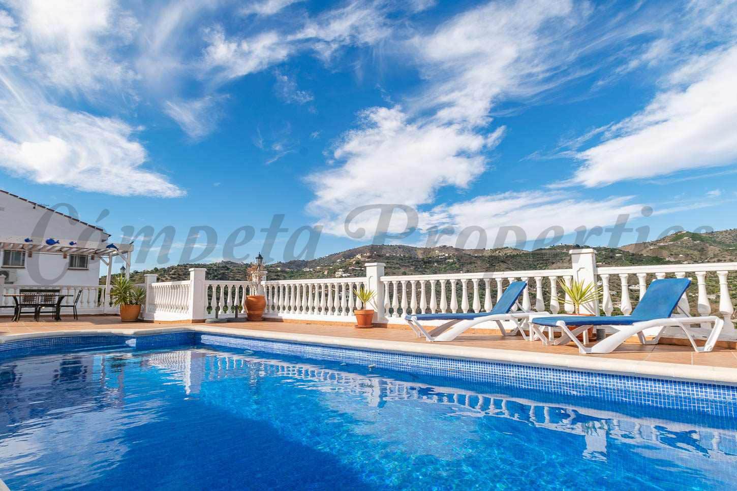 5 sypialnia Finka/Dom wiejski na sprzedaż w Torrox z basenem garażem - 550 000 € (Ref: 9417889)