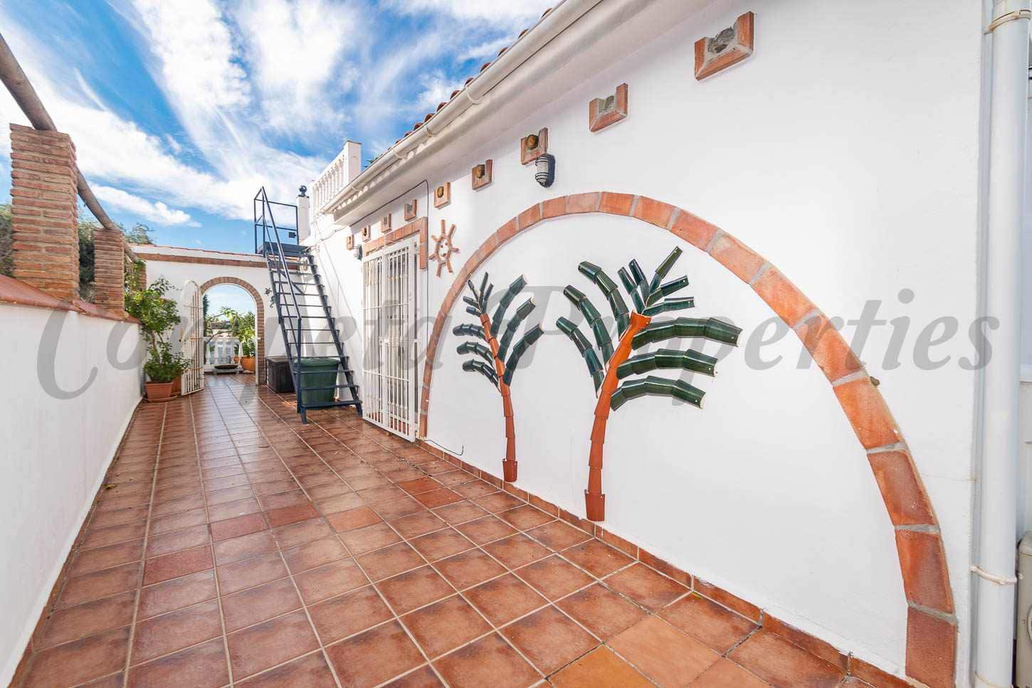 5 sypialnia Finka/Dom wiejski na sprzedaż w Torrox z basenem garażem - 550 000 € (Ref: 9417889)