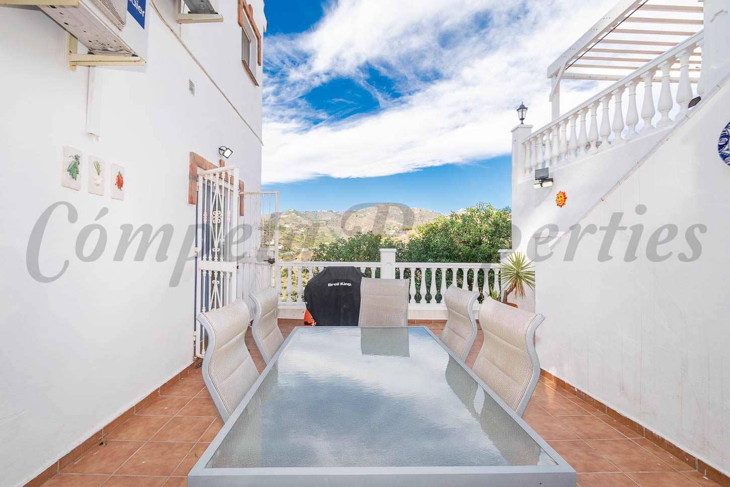 5 sypialnia Finka/Dom wiejski na sprzedaż w Torrox z basenem garażem - 550 000 € (Ref: 9417889)