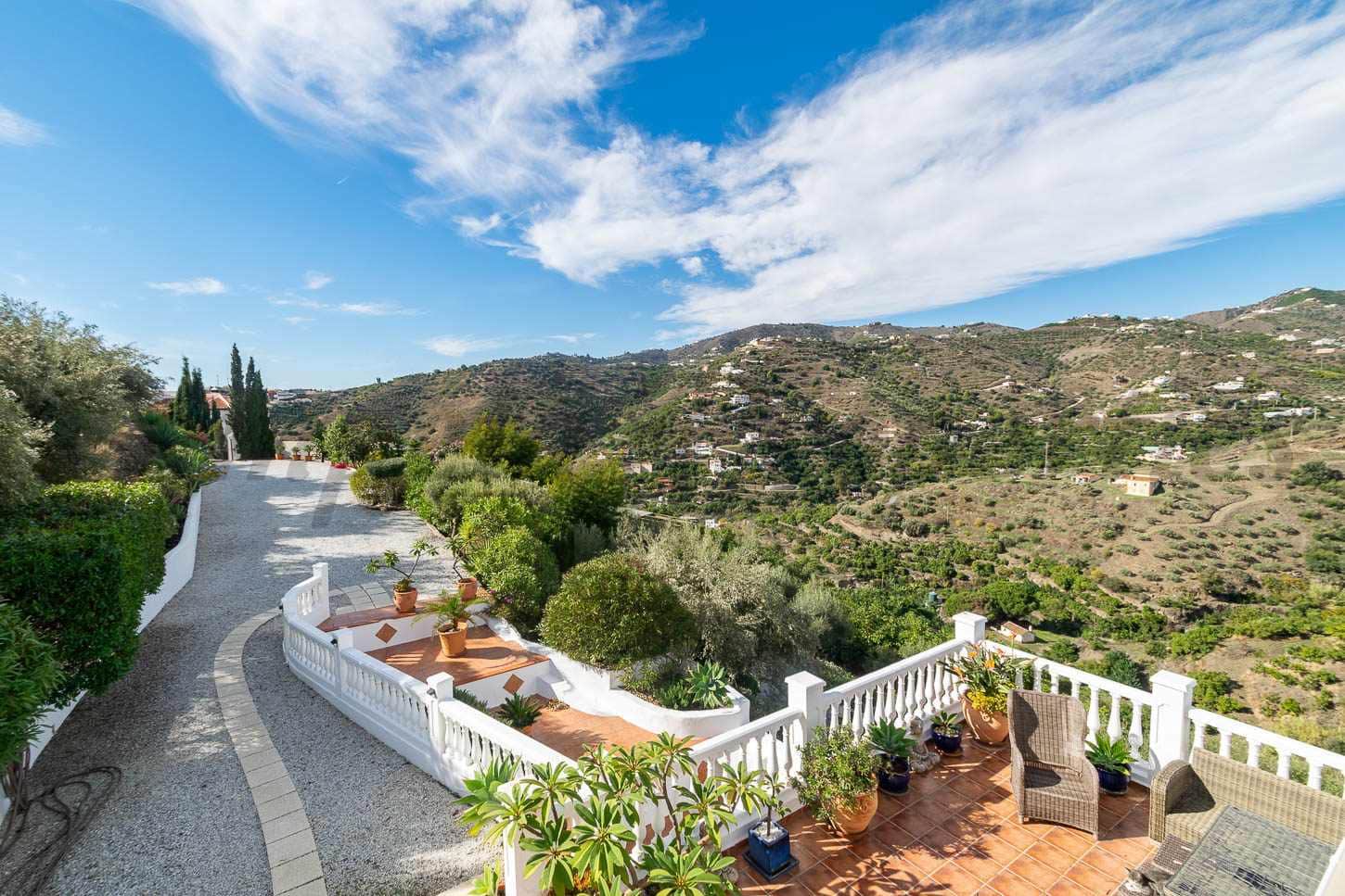 5 sypialnia Finka/Dom wiejski na sprzedaż w Torrox z basenem garażem - 550 000 € (Ref: 9417889)