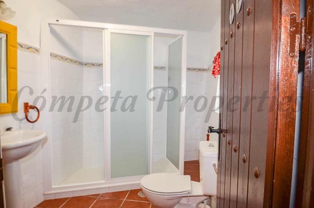 Casa de 3 habitaciones en Canillas de Aceituno en venta - 130.000 € (Ref: 9474371)