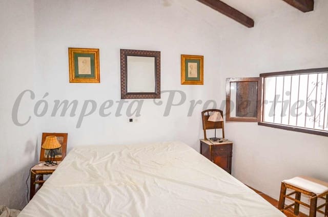 Casa de 3 habitaciones en Canillas de Aceituno en venta - 130.000 € (Ref: 9474371)