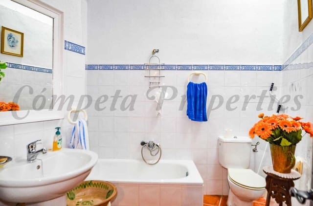 Casa de 3 habitaciones en Canillas de Aceituno en venta - 130.000 € (Ref: 9474371)