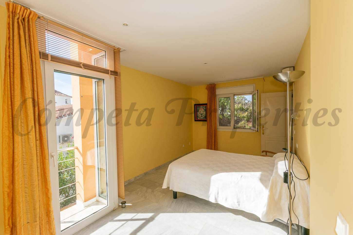 Casa de 3 habitaciones en Almayate en venta con piscina garaje - 630.000 € (Ref: 9489819)