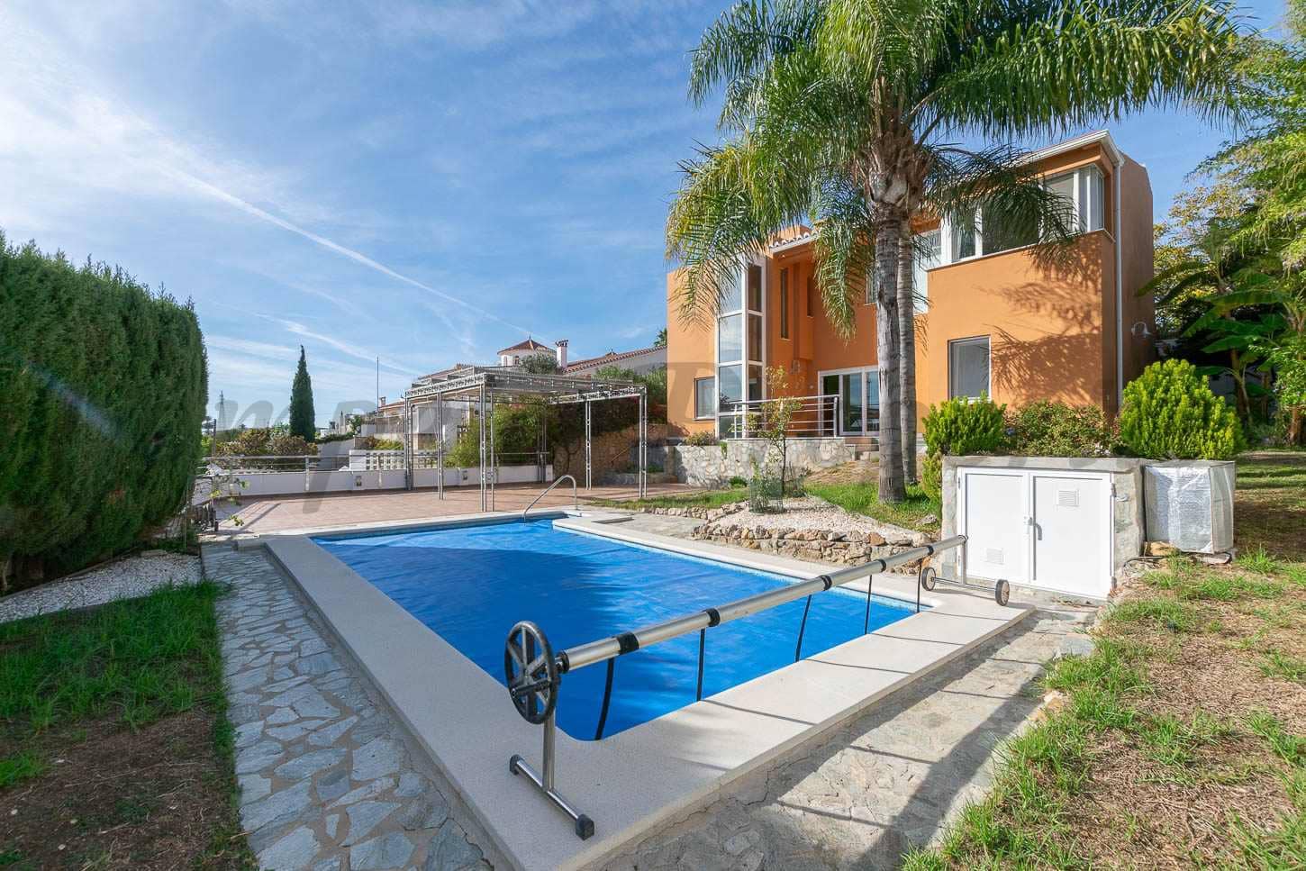 Casa de 3 habitaciones en Almayate en venta con piscina garaje - 630.000 € (Ref: 9489819)