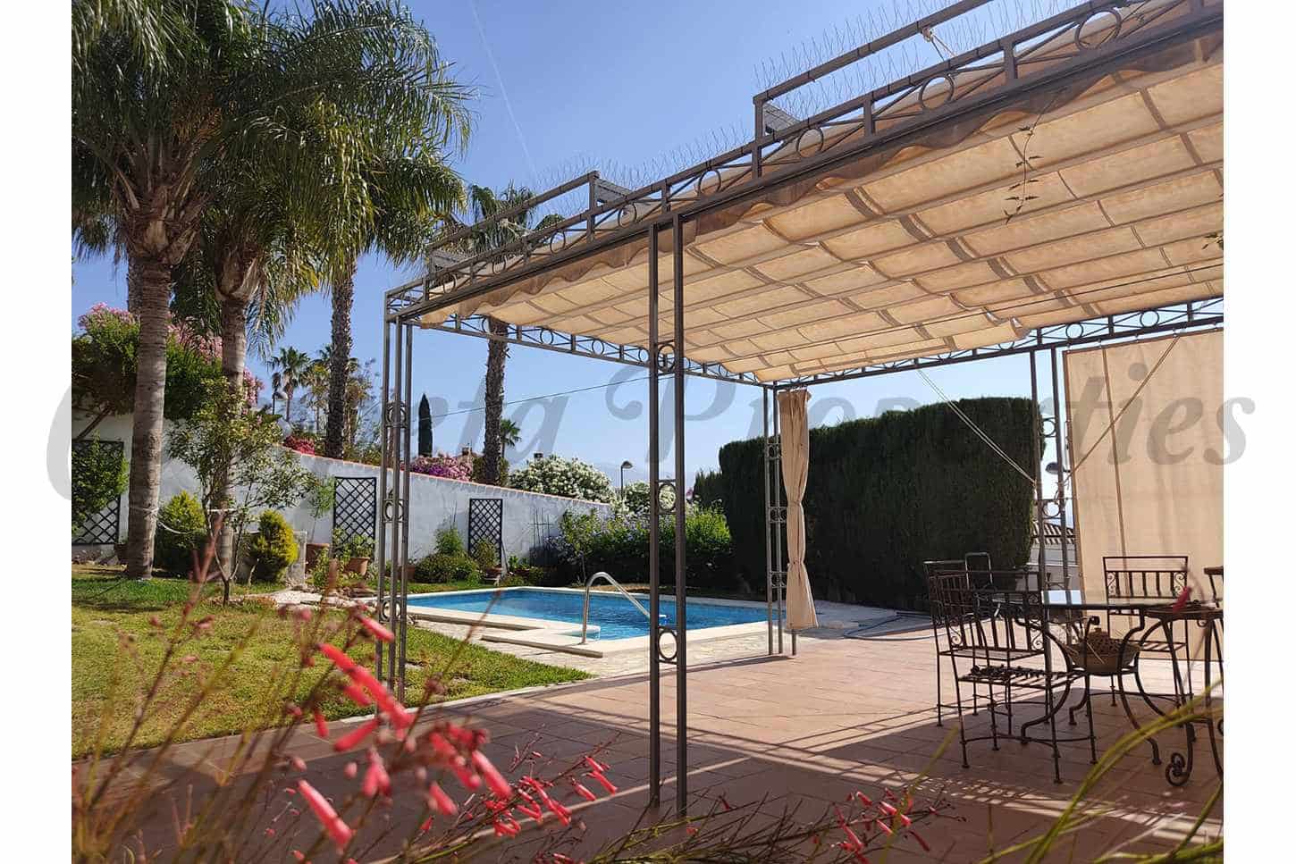 Casa de 3 habitaciones en Almayate en venta con piscina garaje - 630.000 € (Ref: 9489819)