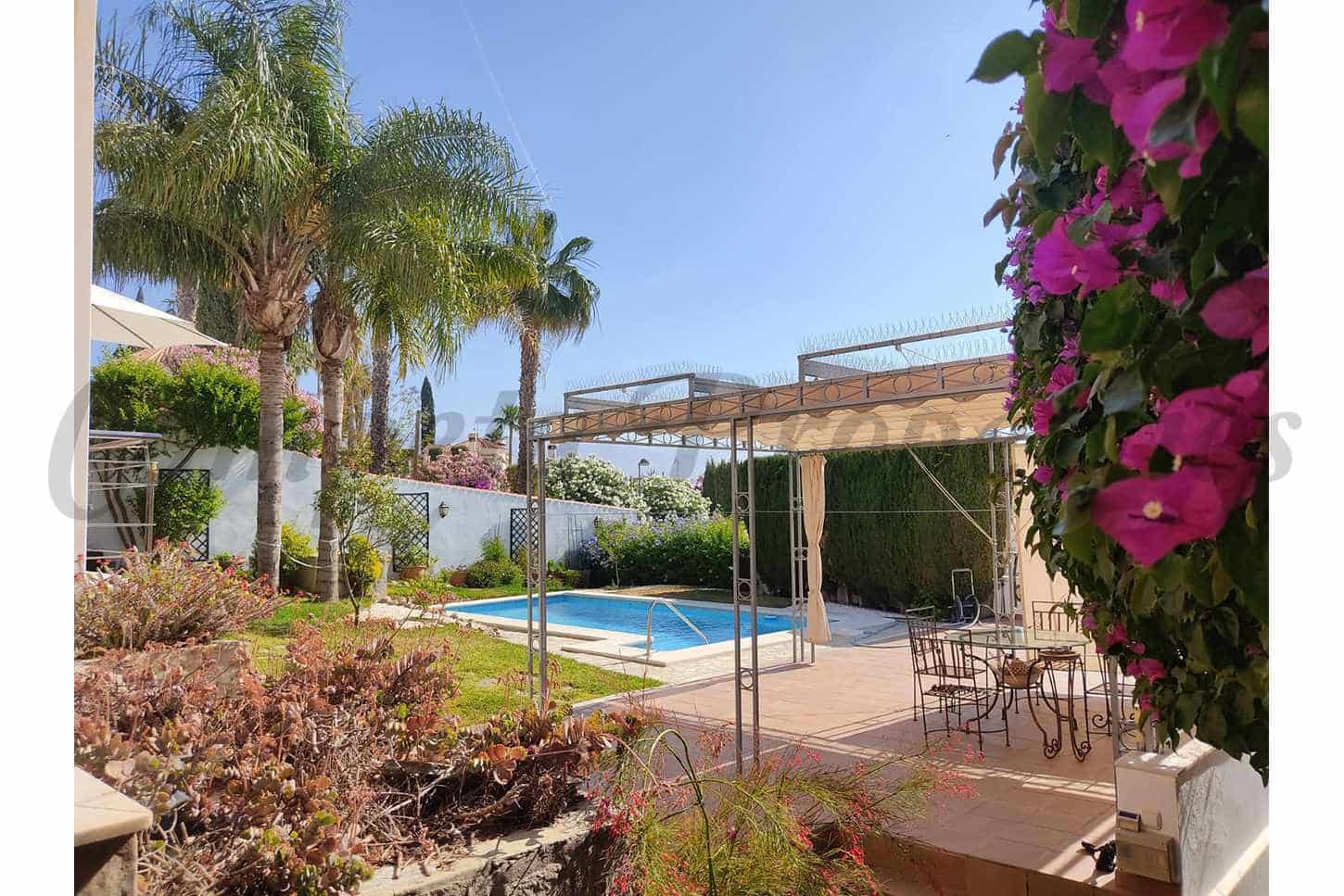 Casa de 3 habitaciones en Almayate en venta con piscina garaje - 630.000 € (Ref: 9489819)