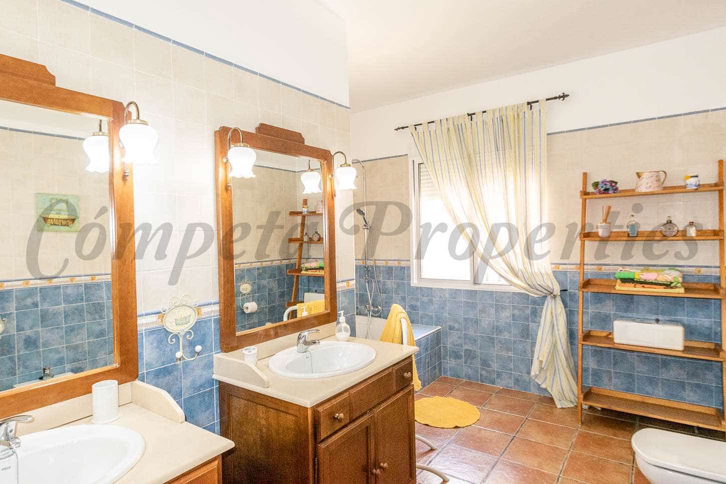 3 bedroom Finca/Country House for rent in Torrox with pool garage - € 1,350 (Ref: 9490063)