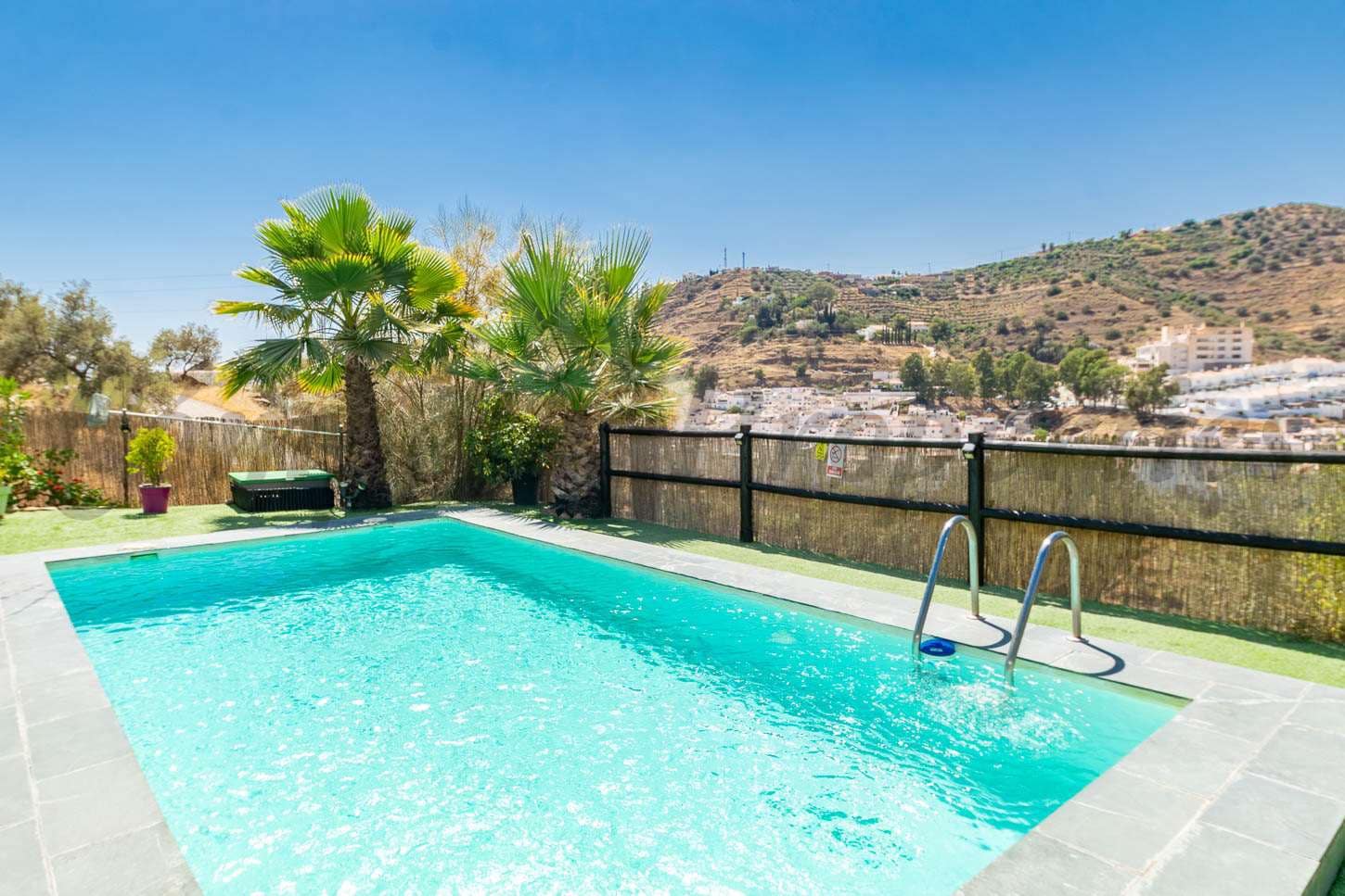 3 bedroom Finca/Country House for rent in Torrox with pool garage - € 1,350 (Ref: 9490063)