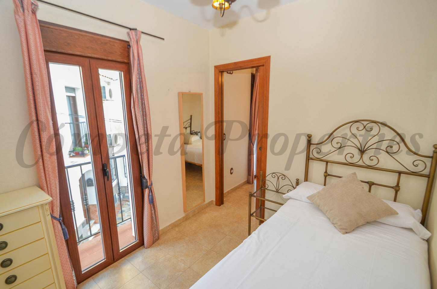 1 sypialnia Dom do wynajęcia w Sayalonga - 590 € (Ref: 9500590)