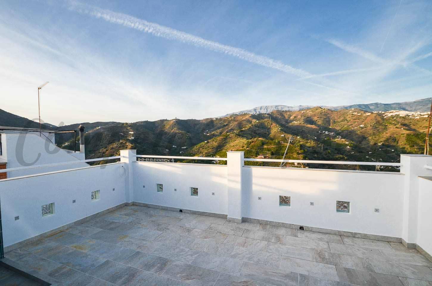 3 sypialnia Dom do wynajęcia w Sayalonga - 1 000 € (Ref: 9500593)