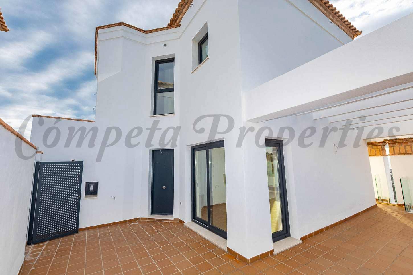 2 slaapkamer Rijtjeshuis te koop in Torrox-Costa met zwembad garage - € 396.000 (Ref: 9534820)
