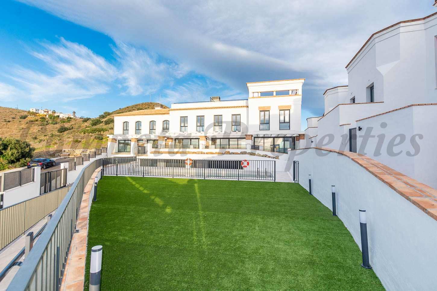 2 slaapkamer Rijtjeshuis te koop in Torrox-Costa met zwembad garage - € 396.000 (Ref: 9534820)