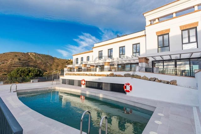 2 soveværelse Rækkehus til salg i Torrox-Costa, Torrox med swimmingpool garage - € 349.000 (Ref: 9534820)