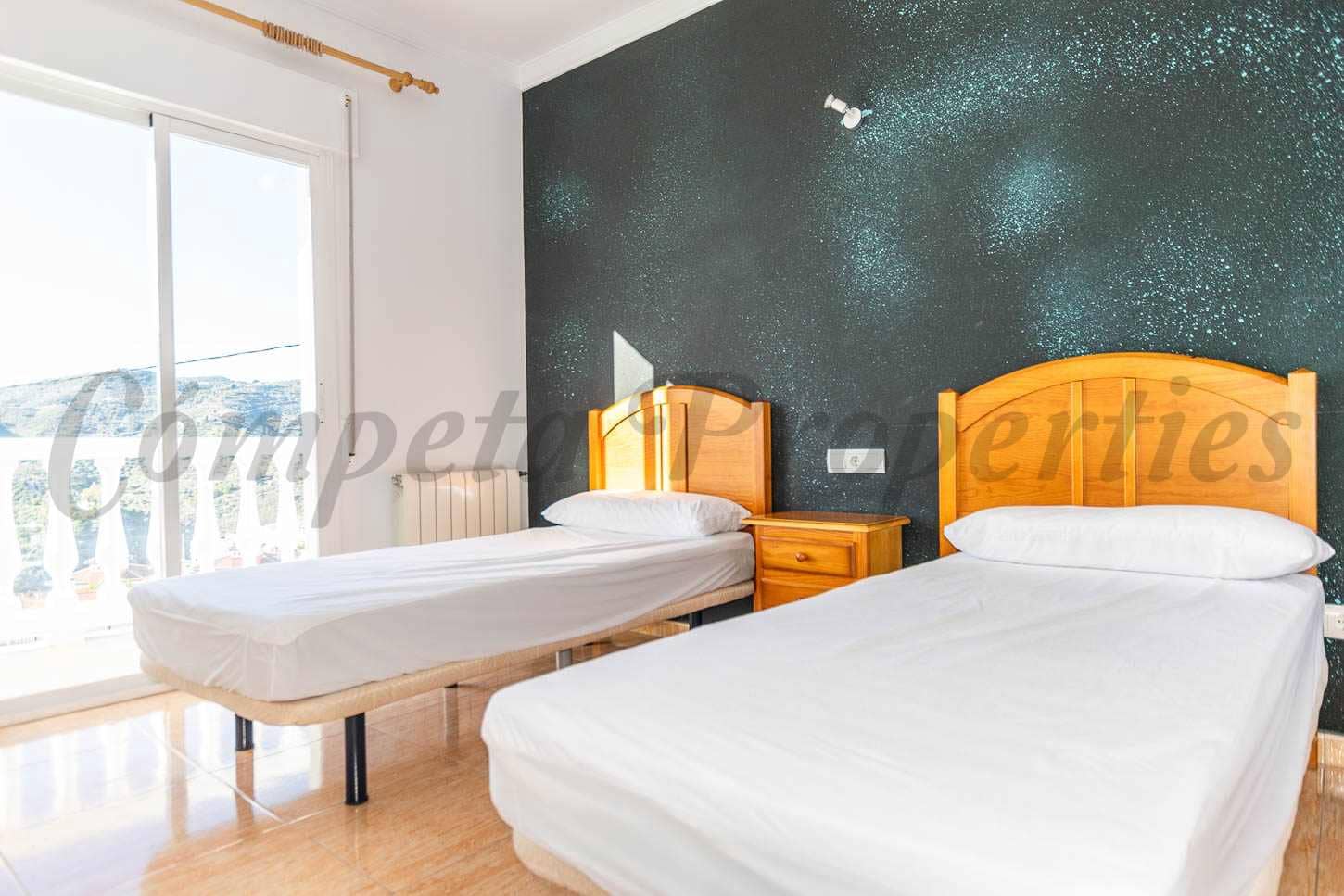 12 soveværelse Hotel til salg i Canillas de Albaida med swimmingpool - € 750.000 (Ref: 9536319)