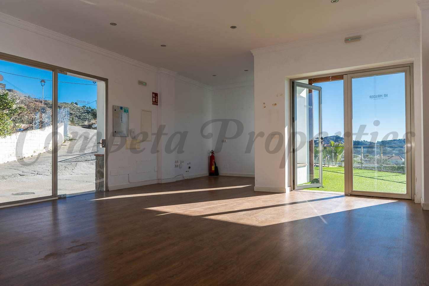 12 soveværelse Hotel til leje i Canillas de Albaida med swimmingpool - € 1.100 (Ref: 9537825)