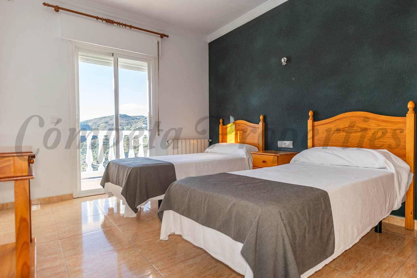 12 soveværelse Hotel til leje i Canillas de Albaida med swimmingpool - € 1.100 (Ref: 9537825)