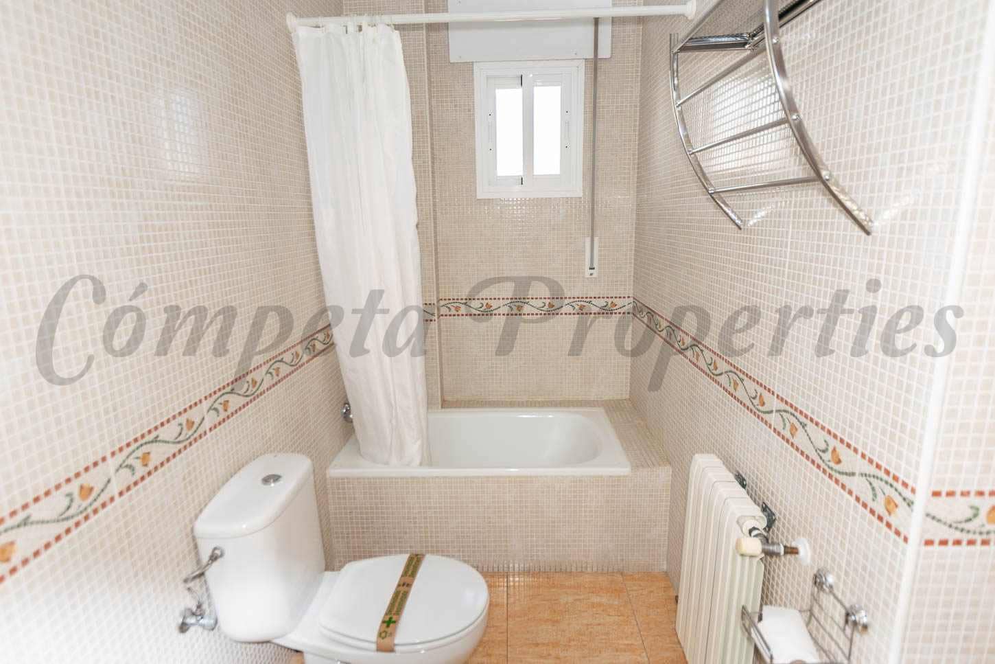 12 soveværelse Hotel til leje i Canillas de Albaida med swimmingpool - € 1.100 (Ref: 9537825)