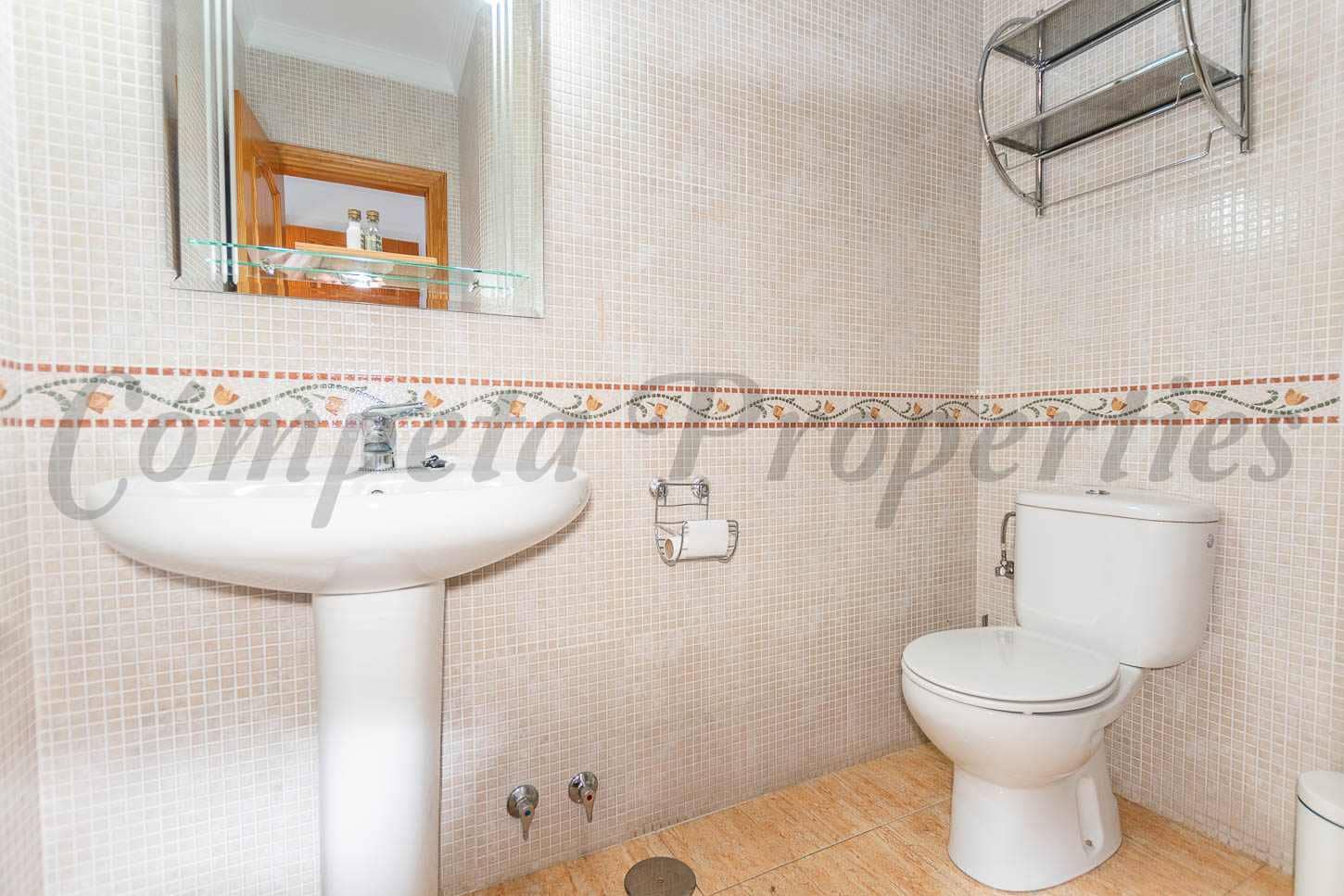 12 soveværelse Hotel til leje i Canillas de Albaida med swimmingpool - € 1.100 (Ref: 9537825)