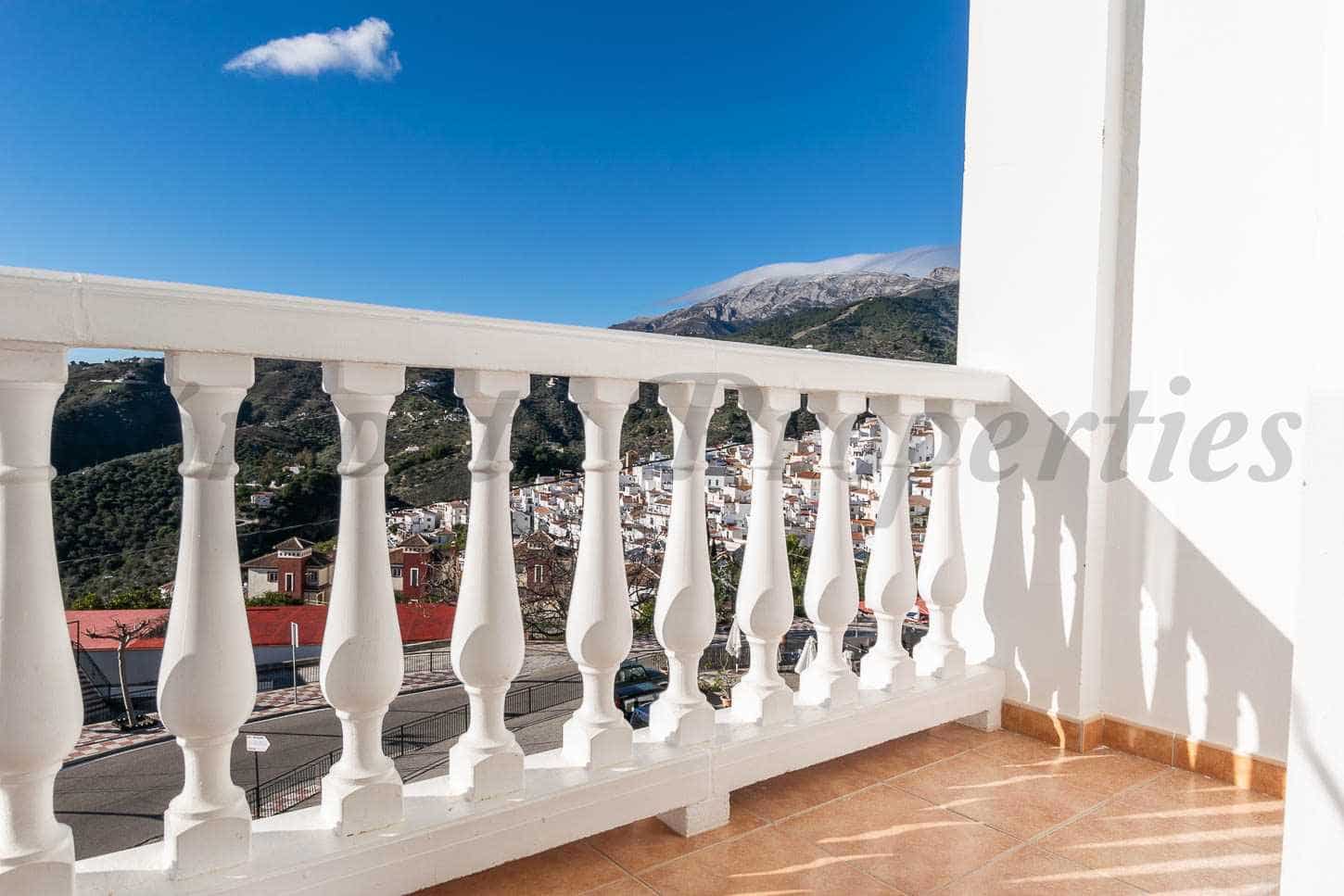 12 soveværelse Hotel til leje i Canillas de Albaida med swimmingpool - € 1.100 (Ref: 9537825)