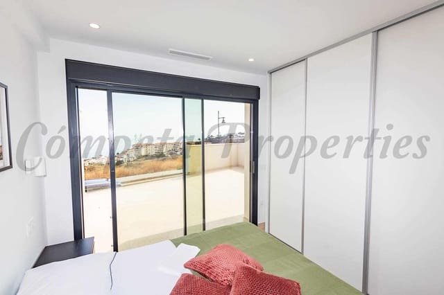 3 slaapkamer Rijtjeshuis te koop in Torrox-Costa, Torrox met zwembad garage - € 565.000 (Ref: 9580363)