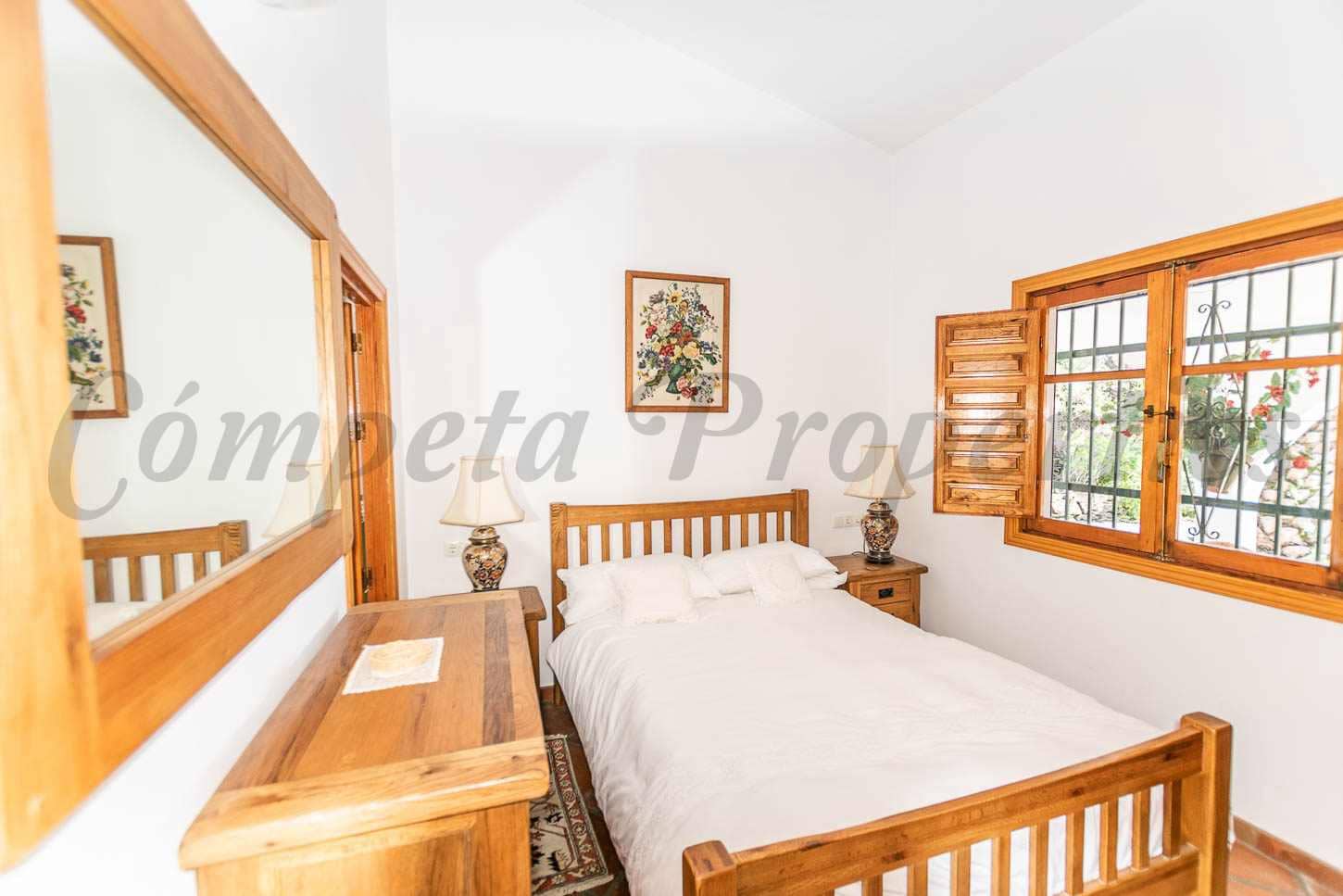 3 bedroom Villa for sale in Competa with pool - € 435,000 (Ref: 9609499)