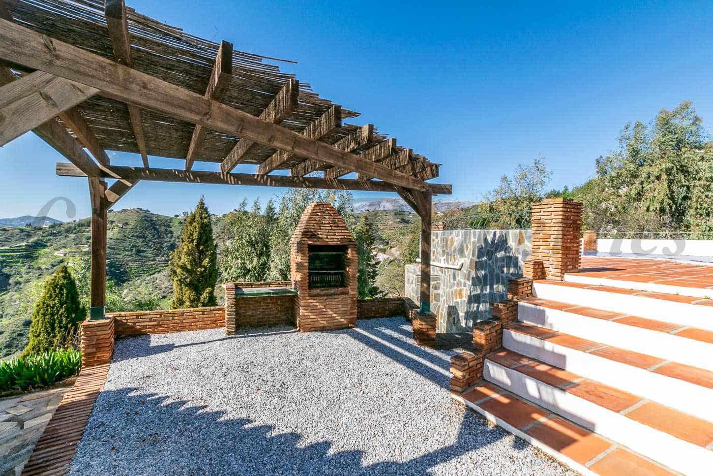 3 bedroom Villa for sale in Competa with pool - € 435,000 (Ref: 9609499)