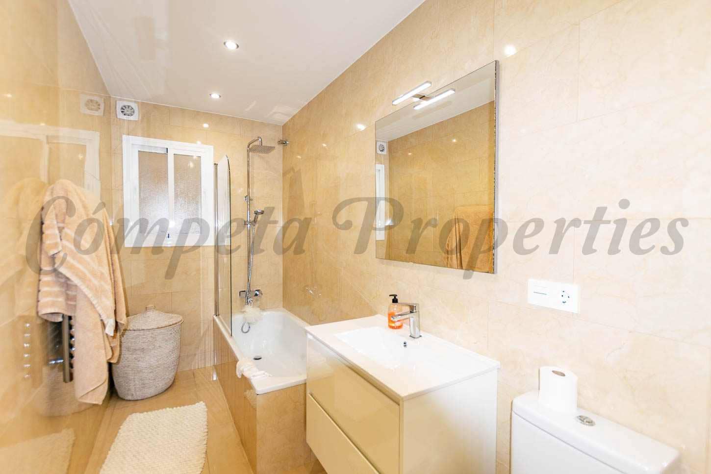 3 makuuhuone Omakotitalo myytävänä paikassa Torrox mukana 
autotalli - 315 000 € (Ref: 9770871)