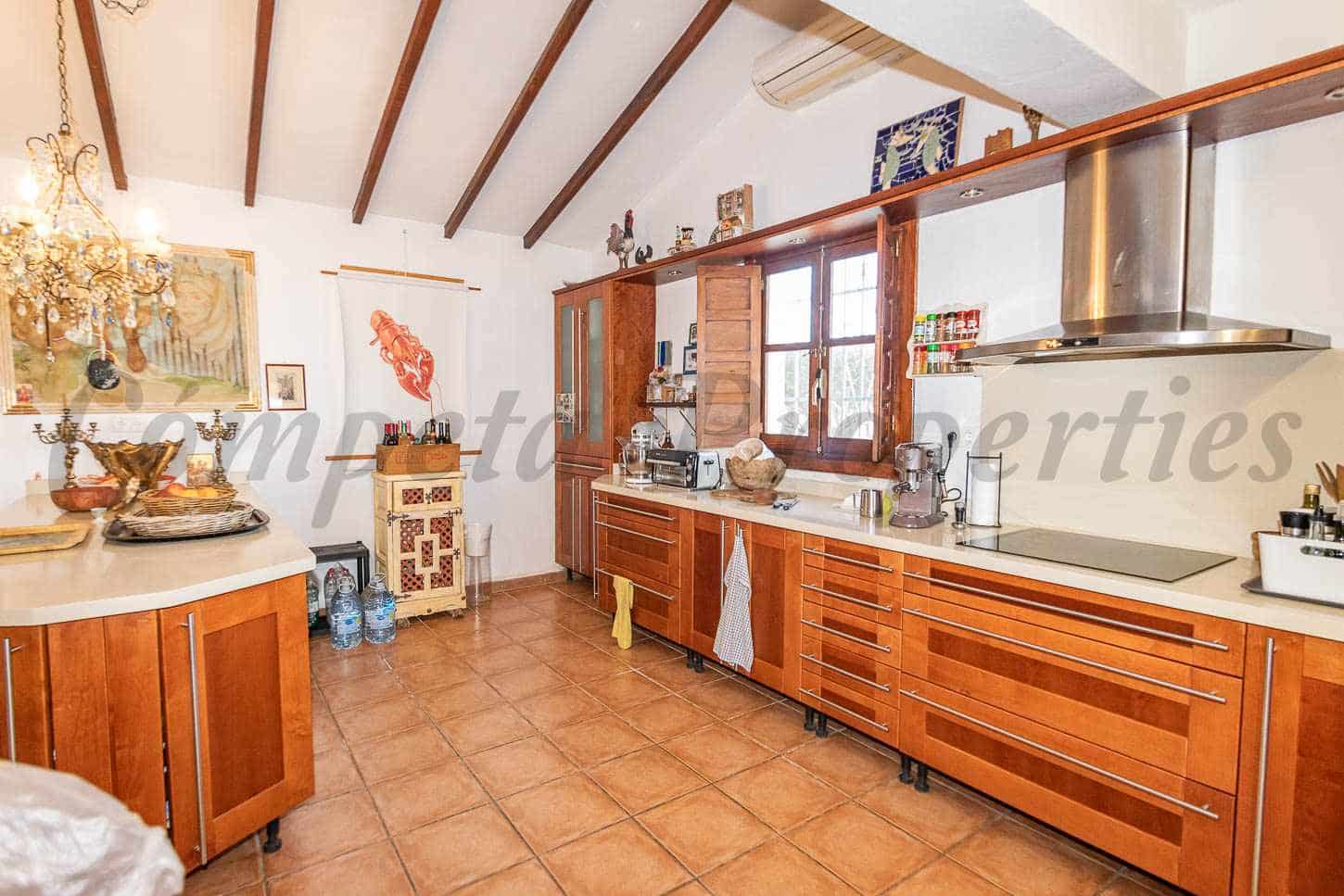 4 sypialnia Finka/Dom wiejski na sprzedaż w Torrox z basenem garażem - 520 000 € (Ref: 9793536)