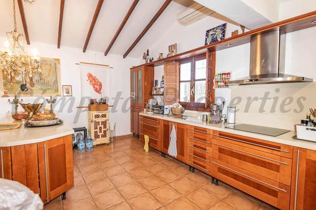 4 sypialnia Finka/Dom wiejski na sprzedaż w Torrox z basenem garażem - 520 000 € (Ref: 9793536)