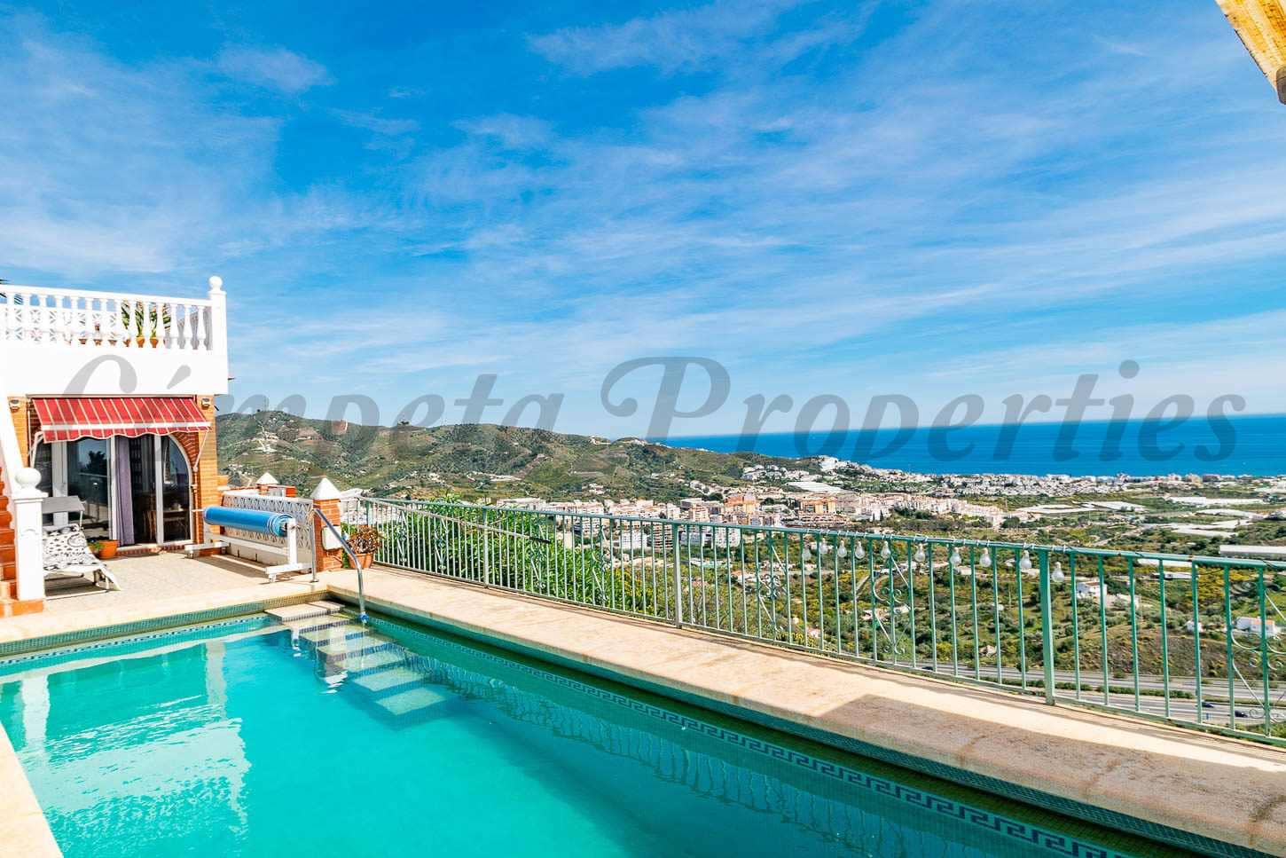 4 sypialnia Finka/Dom wiejski na sprzedaż w Torrox z basenem garażem - 520 000 € (Ref: 9793536)