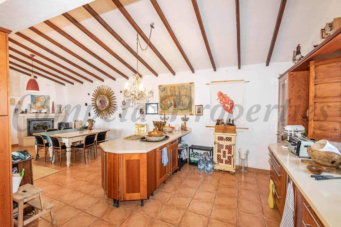 4 sypialnia Finka/Dom wiejski na sprzedaż w Torrox z basenem garażem - 520 000 € (Ref: 9793536)