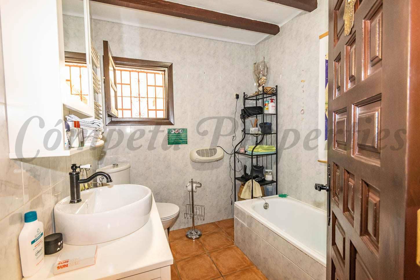 4 sypialnia Finka/Dom wiejski na sprzedaż w Torrox z basenem garażem - 520 000 € (Ref: 9793536)