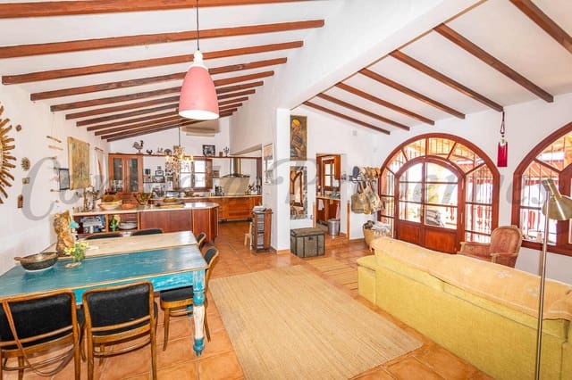 4 sypialnia Finka/Dom wiejski na sprzedaż w Torrox z basenem garażem - 520 000 € (Ref: 9793536)